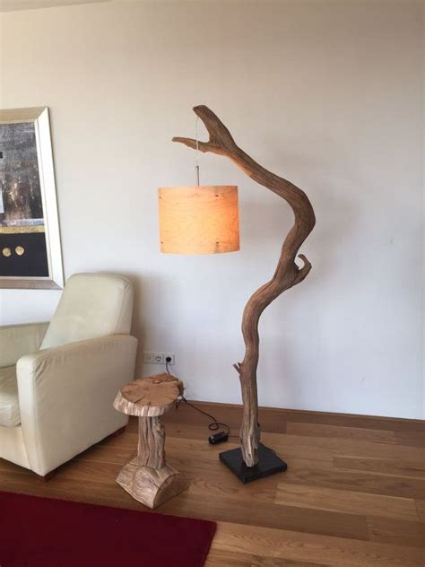 Die stehlampen aus holz bei westwingnow verzaubern durch ihr warmes licht und ihr ausgeglichenes design elegante bogenlampe mit holzfuß. Stehlampe und Bogenlampe aus verwittertem alten ...