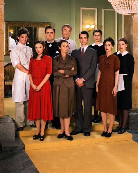 En familjekrönika om kärlek, konflikter och framtidshopp som sträcker sig från fredsdagen 1945 och många år framåt. Vår tid är nu gick rakt in i folks hjärtan - Jarowskij