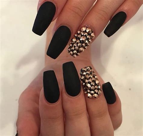 El negro representa la elegancia y el misterio, puedes usarlo en tus uñas para verte más glamorosa. Diseños De Uñas Acrilicas Negras Mate - Decoración De Uñas