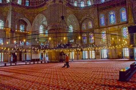 Obwohl dieser moschee teppich zweifelsfrei einen etwas erhöhten x preis im vergleich zu den konkurrenten hat, spiegelt sich dieser erster preis ohne. Innere Istanbul-Moschee Mit Rotem Teppich Stockfoto - Bild ...