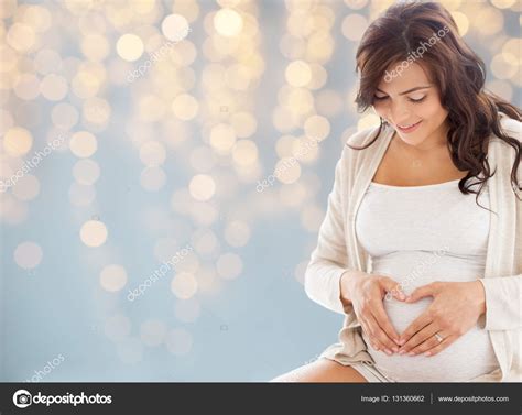 Sondern versuche, dich wirklich darauf einzulassen! Glückliche Schwangere macht Herzgeste im Bett — Stockfoto ...