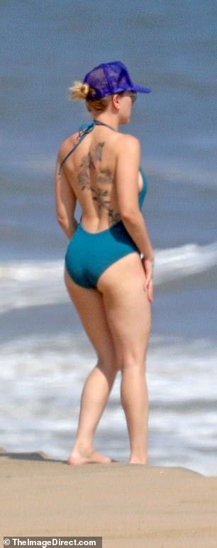 Scarlett johansson stepped out at the 2020 oscars with her large back tattoo on display — but it's not the first time we've seen it! Scarlett Johansson flaunts her beach body and back tattoos ...