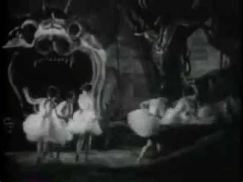 La versión en cine mudo de 1925 dirigida por rupert julian y protagonizada por lon chaney en el rol de un enmascarado y desfigurado fantasma quien reside en el parís opera house él mismo se aplicaba el maquillaje, que fue mantenido en un estudio secreto, hasta el lanzamiento de la película. El fantasma de la Ópera - Lon Chaney - 1925 - YouTube