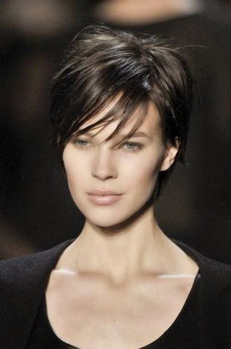 Conseils relooking pour les trouvez la forme de votre visage et découvrez votre coupe de cheveux idéale ! Photo coupe de cheveux court femme 2015