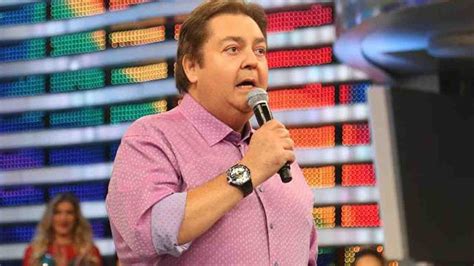 Entertainer fausto silva runs this traditional show with fun for the whole family every early sunday night. Mulher fica doida de bêbada dentro Globo e ataca Faustão ...