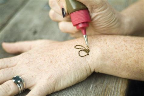 This imparts a refined look to the tattoos. How to do Henna Tattoos: Great for Parties | Make: | Diy ...