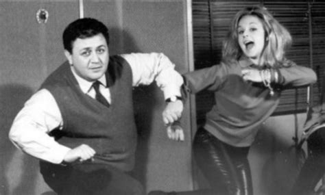 Το 1966 ο μάνος χατζιδάκις πηγαίνει στις ηπα, όπου ανεβάζει στο μπρόντγουεϊ με τον ζιλ ντασέν και τη μελίνα μερκούρη τη θεατρική διασκευή του «ποτέ την κυριακή» με τον τίτλο «illya darling». Ο Μάνος Χατζιδάκις χορεύει τουίστ με την Αλίκη σε μια ...