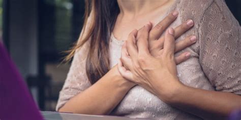 Pada umumnya rasa nyeri tersebut muncul di area sepanjang leher atau bahu saja tapi sakit leher atau otot terasa kaku pada bahu biasanya akan hilang dengan sendirinya setelah beristirahat yang cukup. 10 Gejala Penyakit Jantung yang Perlu Diwaspadai, Kenali ...