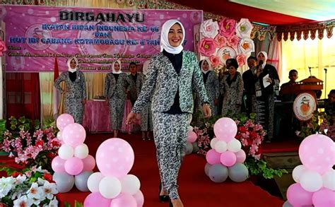 Seragam ibi ( ikatan bidan indonesia ) di buat dari kain yang memiliki motif batik. 40+ Koleski Terbaik Model Baju Ibi 2018 - Maria Space