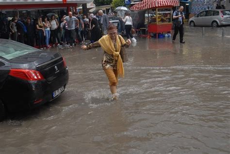 Menderes ilçesinde yağmur sularının toplandığı tarım arazisinde. İzmir'de yağmur yağdı böyle oldu!