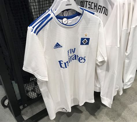 Falls sie sich für ein hsv trikot faszinieren und sich ein hsv trikot kaufen möchten, sind sie bei uns zu 100 prozent richtig. Enthüllt: Zeigt Adidas hier das neue HSV-Trikot?