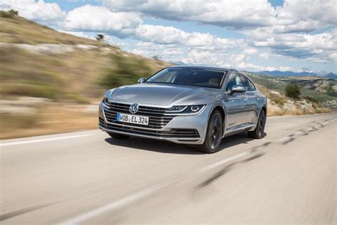 The arteon is recognisable at first glance with a design and flowing silhouette that make a bold statement. VW Arteon im Test: ein neuer Artgenosse für die Oberklasse ...