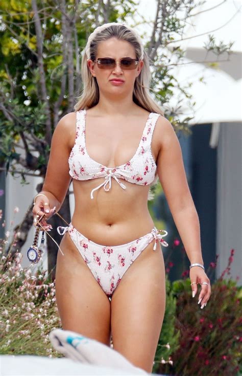 She is best known for competing on the 5th season of the dating reality series, love island. MOLLY MAE HAGUE in Bikini at a Pool 07/14/2020 - HawtCelebs