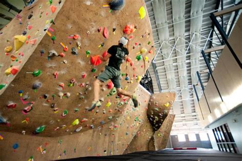 Bouldering problems rarely go higher than 3 or 4 meters above the ground. Il CAI porta a Foligno una gara di 'bouldering' - Tuttoggi