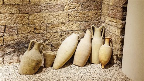 Bodega centenaria de tinajas de barro. El papel de las ánforas romanas, griegas, fenicias… en el ...