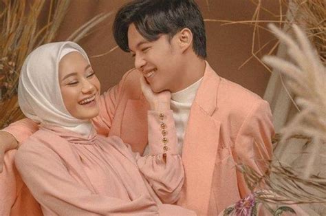 Kemaren pada kaget,#prilly sama dikta,sekarang kalian pada kaget juga #prilly tunangan sama reza rahadian, dan ternyata cuman promo drama series aja.tapi kalau memang tuhan mengaamiinkan mereka berjodoh gimana hayok. Sesali Tak Pakai Baju Dodot, Dinda Hauw dan Rey Mbayang ...