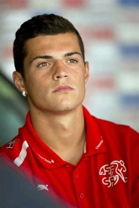 Keidi bare spielt einen pass nach vorne, aber die unparteiischen sehen berat djimsiti im abseits. Granit Xhaka (Swiss footballer who plays as a midfielder ...