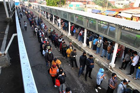 Simak video 'krl kerap penuh oleh pekerja, gugus tugas terbitkan aturan jam kerja' Indonesia.go.id - Cegah Penularan Covid-19, Jam Masuk ...