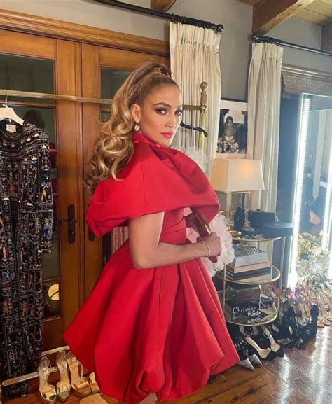 When you browse instagram, the profile pictures are small, and there is no option to enlarge them. Jennifer Lopez - Biography, Profile, Facts & Career | Gluwee