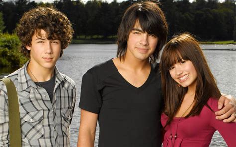 'camp rock' director details how demi lovato, joe jonas. Depois de Joe, Demi Lovato fala de Camp Rock 3 para adultos!