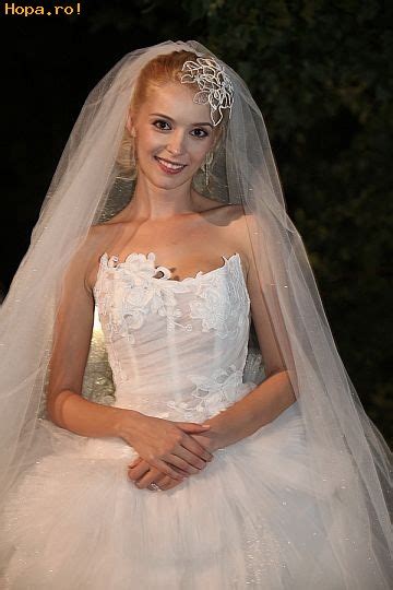 A cucerit atenția opiniei publice după ce a primit rolul în telenovela difuzată de postul acasă tv. Diana Dumitrescu mireasa - Poze haioase Celebritati - Hopa.ro!