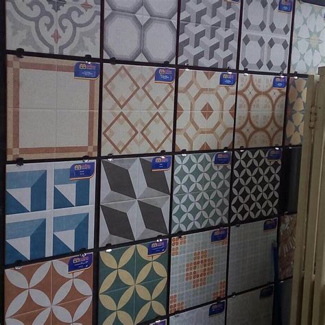 Ada banyak pilihan motif dan corak keramik kamar mandi yang dapat dipilih sesuai dengan konsep yang diinginkan. Harga Keramik Lantai Motif Kayu 40x40