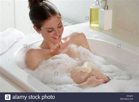 Die geburtsgeschichten von melinas schwestern kannst du hier lesen: Schwangere Frau in Badewanne mit Blasen gefüllt Stockfoto ...