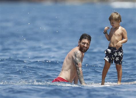 While the image has gone viral on social media, nobody as of yet has debunked it, and messi was photographed with suarez and fabregas at the location last night, so it's possible, and we would love to believe that the barca star treated the whole club to pizza. Leo Messi a Ibiza con la famiglia per dimenticare il Mondiale