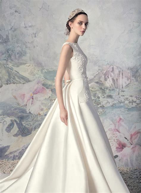 Ob im sommerkleid, in jeans oder im eleganten. Swan Princess Wedding Gowns - Papilio Boutique