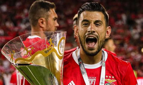 Sport lisboa e benfica comc mhih om, commonly known as benfica, is a professional football club based in lisbon, portugal, that competes in. Foi assim que os jogadores do Benfica celebraram a vitória ...