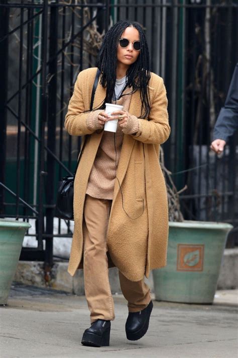 Zoë kravitz's style is absolutely incomparable, as you're no doubt aware. De Lune: Zoë Kravitz's Street Style || Kinda Monochrome