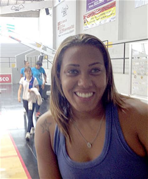 Na infância, a ordem dos pais, em recife (pe), era que os garotos só podiam jogar bola na quadra em cima de casa se. Goleira Bárbara assiste ao treino de basquete do Sport ...