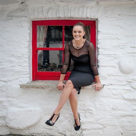 Having cut her teeth as a weather presenter, sile ni bhraonain is happy in the high pressure zone as tg4's new rising star, says mick heaney. Síle Ní Bhraonáin K (@silliebee) | Twitter