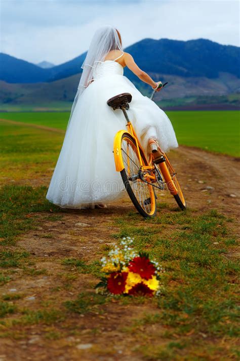 Weitere ideen zu hochzeitskleid, hochzeitskleid blau, hochzeit. Braut Auf Orange Fahrrad Im Schönen Hochzeitskleid Mit ...