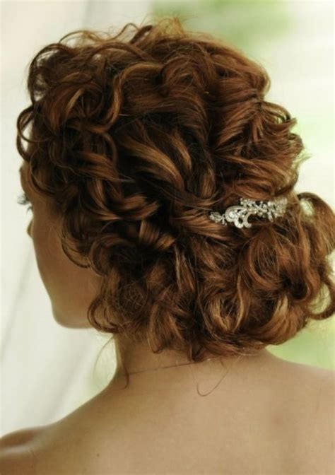 Just because you have short hair doesn't mean your wedding hairstyle options are limited. Romantyczne loki - 30 inspirujących fryzur | Curly hair ...