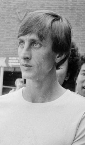 On march 24 2016 johan cruyff (68) died peacefully in barcelona, surrounded by his family after a hard fought battle with cancer. File:Johan Cruijff 1982.jpg - Wikimedia Commons