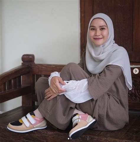 Zaskia adya mecca, 18, for those who don't know of her talents, is an indonesian soap opera, or sinetron, star. Zaskia Adya Mecca Unggah Foto ini, Netizen Salfok ke Awan ...