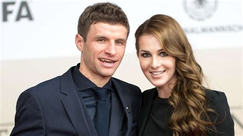 Simon himself was the last. Ein Kind? Thomas Müller und Lisa sind noch in der ...