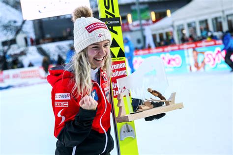 In jumps at 96.5 and 96 meters, she jumped a total of six meters further than the previous day's winner chiara hölzl, who was third just behind eva. Chiara Hölzl feiert beim verspäteten Blitz-Springen ersten ...