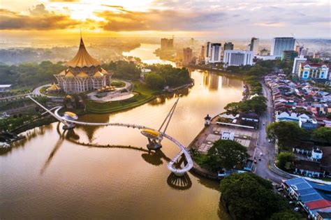 The esplanade ramai dikunjungi saat sore, karena lingkungan sekitarnya. 10 Tempat Menarik di Kuching, Sarawak