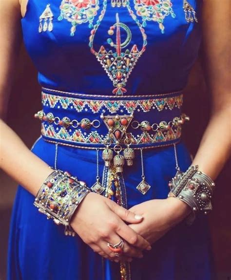 Voir plus d'idées sur le thème robe kabyle le costume traditionnel de kabylie montre une grande richesse de création vestimentaire et un costume typique composé de plusieurs facettes. AmeL Assirem -DYHiA- on en 2020 | Kabyle, Model robe ...