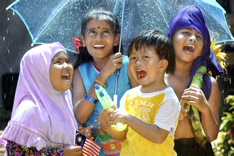 Dengan itu, konsep kesantunan adalah kurang relevan jika perbincangannya. KESANTUNAN MASYARAKAT MELAYU: CONTOH-CONTOH BUDI BAHASA ...