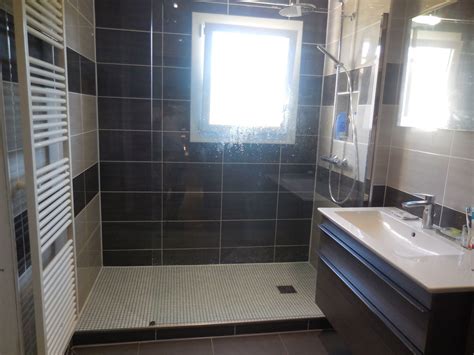 Si votre projet est de concevoir une salle de bains familiale, comptez au minimum 5 m² pour intégrer une baignoire, un meuble. douche italienne avec fenêtre - Recherche Google | Salle ...