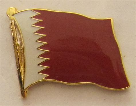 Welcome to the official qatar airways facebook page. Katar Qatar Pin Anstecker Flagge Fahne Nationalflagge ...