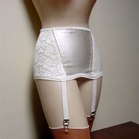 Although all our belts are designed with high octane vintage glamour in mind, it's just as important that they hold your stockings up securely all day and are comfortable to wear. 60s Sexy Snappi Garter Belt 28w - Pretty Sweet Vintage