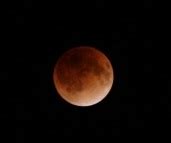 Lunar eclipse）とは地球が太陽と月の間に入り、地球の影が月にかかることによって月が欠けて見える現象のことである。 月蝕と表記する場合がある。 詳細は「食 #表記」を参照 望（満月）の時に起こる。日食と違い、月が見える場所であれば地球上のどこからでも同時に観測・観察できる。 半影月食とは 2020年はいつ、何時ごろ、どこで見られる？【図解 ...