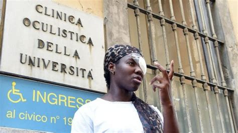 Daisy osakue, primatista italiana under 23 nel lancio del disco, è stata aggredita la notte tra il 29 e il 30 luglio gli inquirenti hanno fatto sapere che l'auto da cui è partito l'uovo, un fiat doblò, era già stata. Aggressione a Osakue, Grillo: "I media portano l'Italia ...