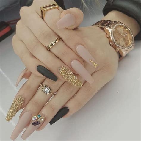 Uñas doradas exclusivas elegantes.diseños que son tendencia apropiados para.las uñas doradas no son tan comunes dentro de la decoracion de uñas, por lo general el color.uñas doradas con negro. Uñas; Tendencia 2019 - Dabalash Oficial Blog