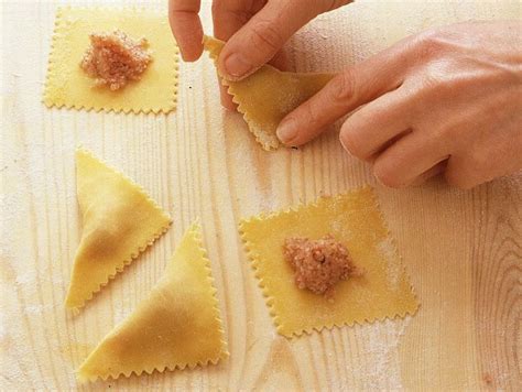 Come preparare degli ottimi ravioli fatti in casa utilizzando la raviolatrice.la ricetta completa e i consigli nel blog a questo indirizzo: Ricetta Come fare la pasta ripiena - Donna Moderna