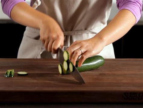 Alternatively, you can use 1 teaspoon of chopped garlic, 1/2 teaspoon of garlic flakes, an 1/8 teaspoon of garlic powder, 1/2 teaspoon of garlic juice or 1/4 teaspoon of granulated garlic. How to Slice, Chop and Mince: A Step-By-Step Guide | Food ...